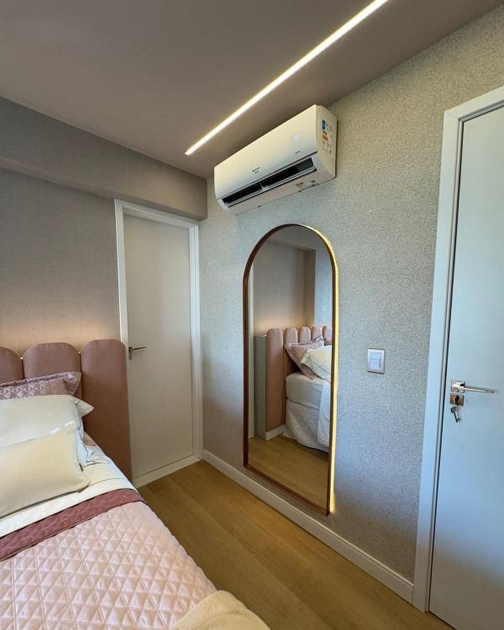 美蒂石轻奢卧室内墙微砾石案例 | Meidis Resin Binder Light Luxury Bedroom Wall Case - 套装图